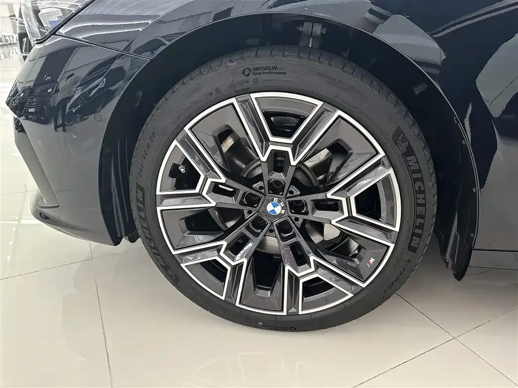 BMW 5 Series — фото 4