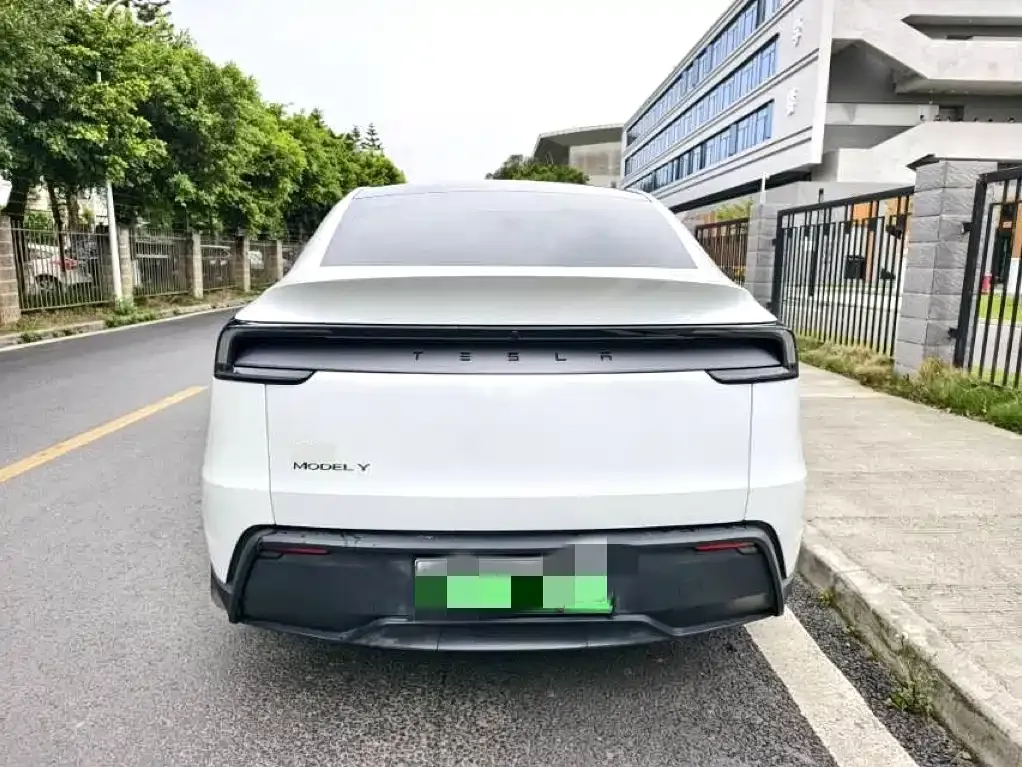 Tesla Model Y — фото 8