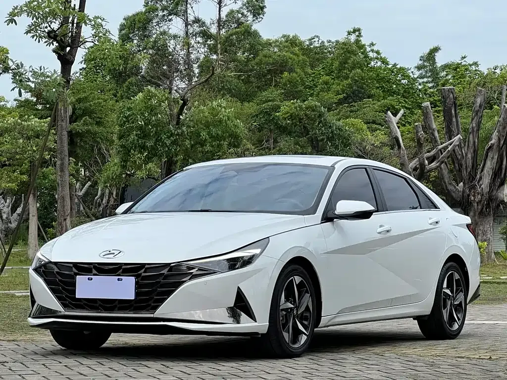 Hyundai Elantra — фото 1