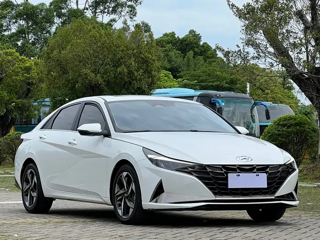 Hyundai Elantra — фото 7