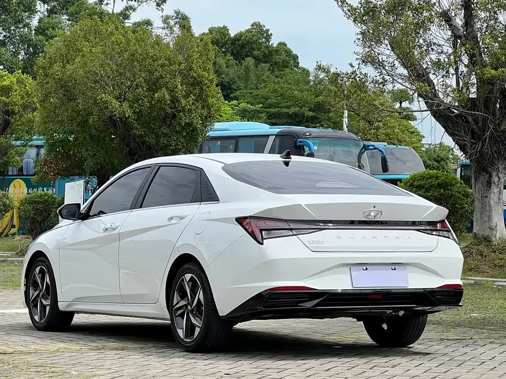 Hyundai Elantra — фото 8