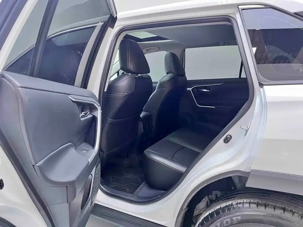 Toyota RAV4 — фото 10