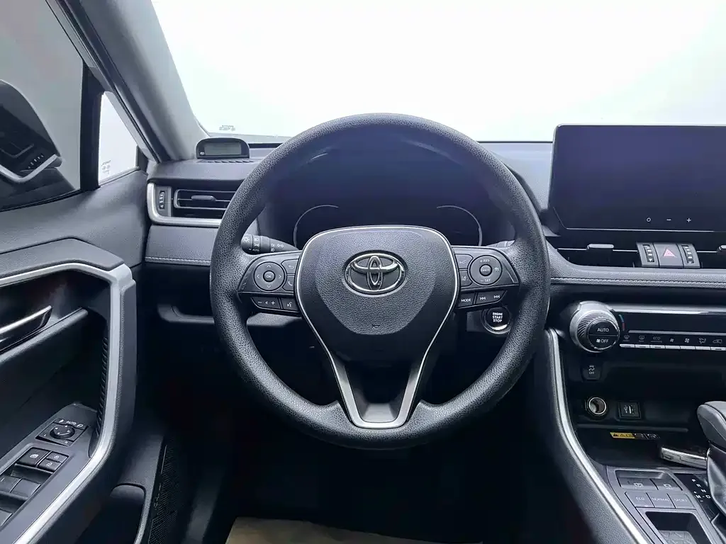 Toyota RAV4 — фото 8