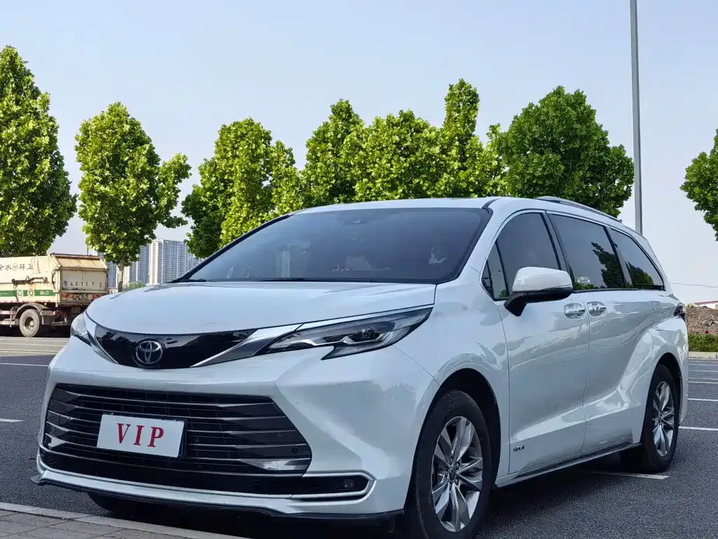 Toyota Sienna — фото 1