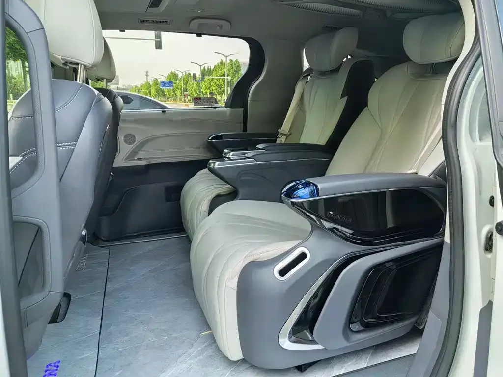 Toyota Sienna — фото 2
