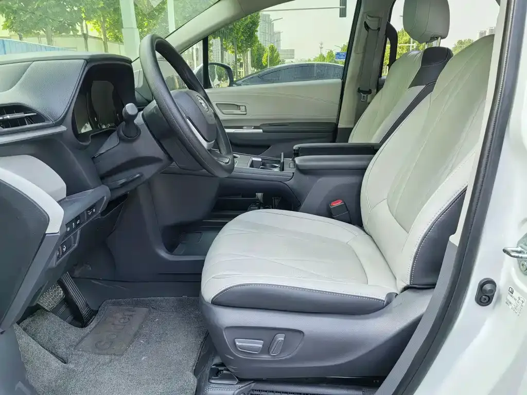 Toyota Sienna — фото 3