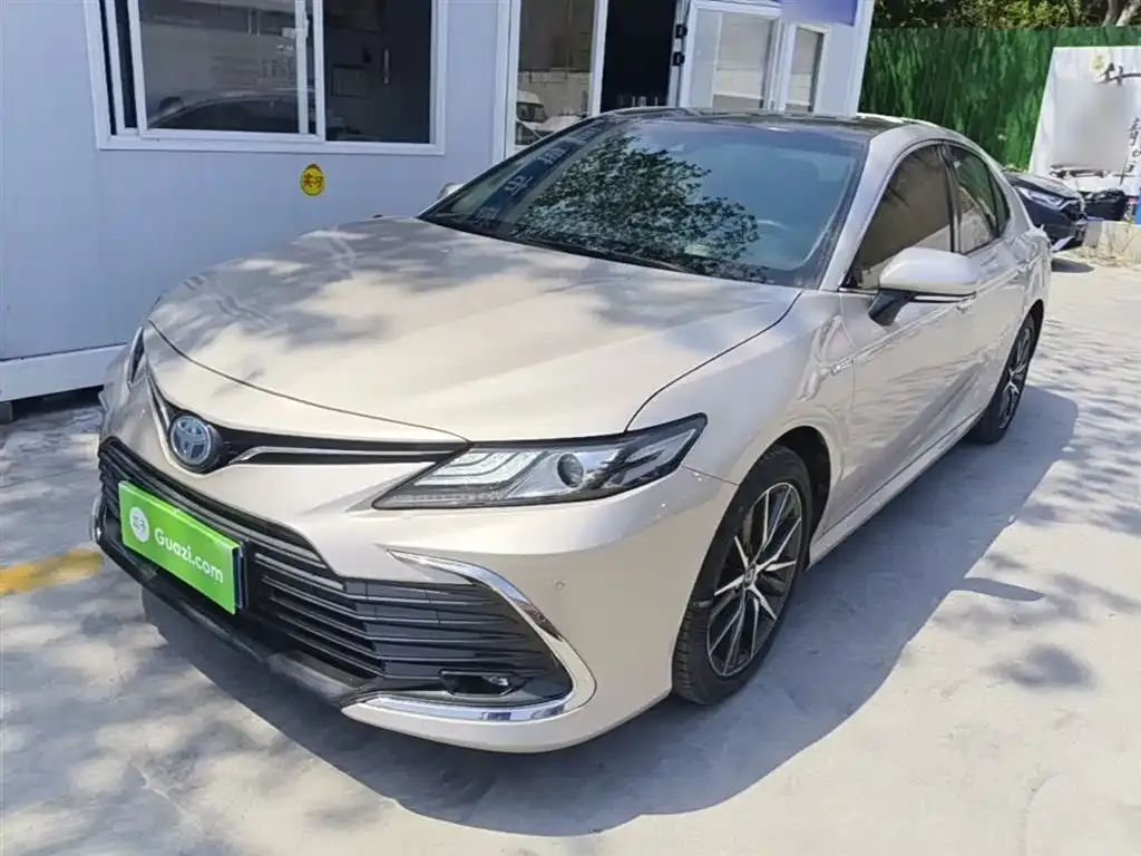 Toyota Camry — фото 1
