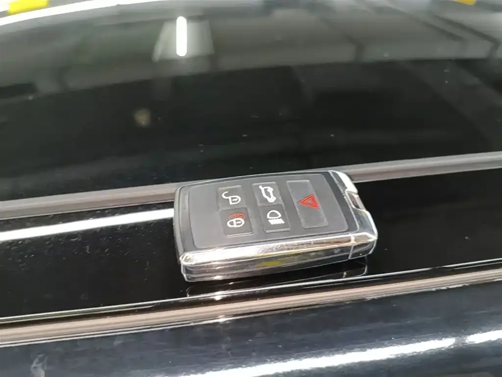 Land Rover Evoque PHEV 2022 из CN, фото 2