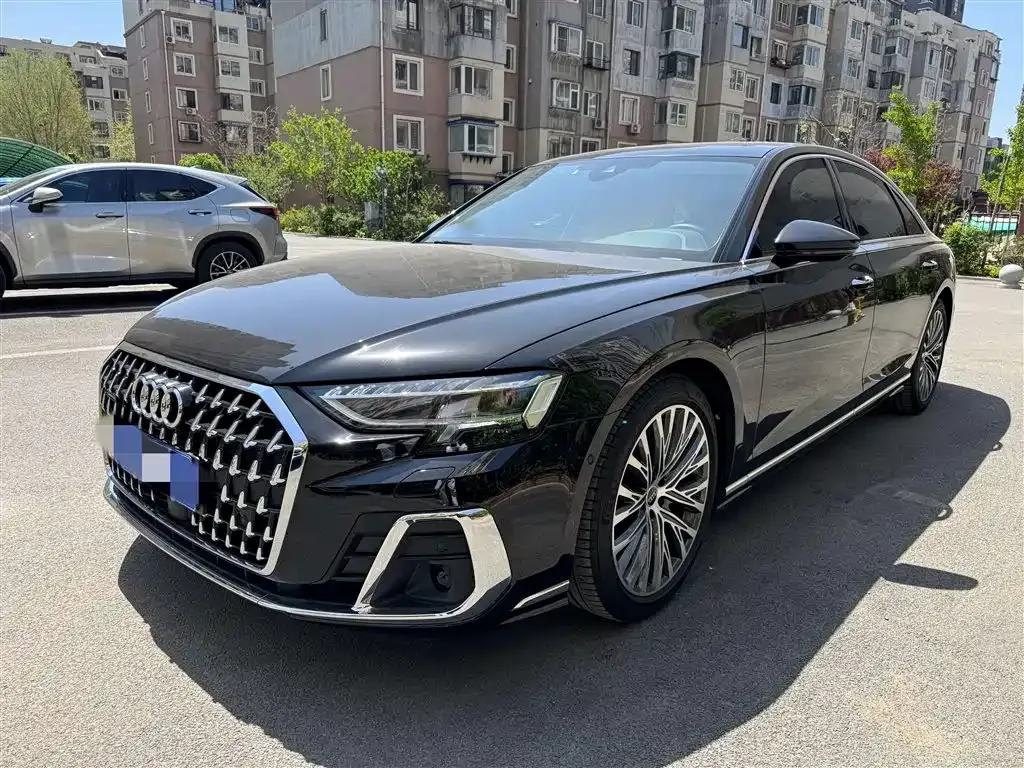 Audi A8 — фото 1