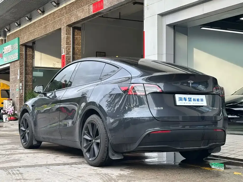 Tesla Model Y — фото 8