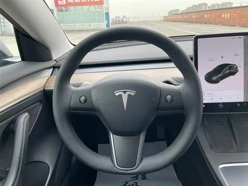 Tesla Model 3 — фото 7