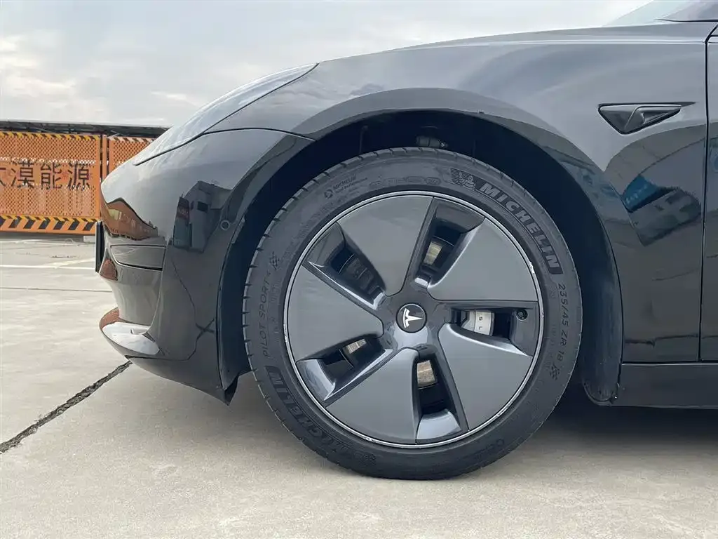 Tesla Model 3 — фото 9