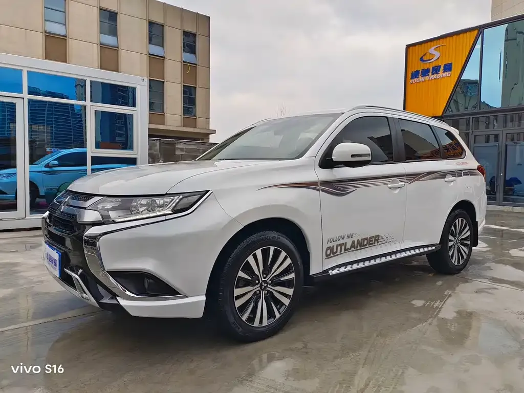 Mitsubishi Outlander — фото 1