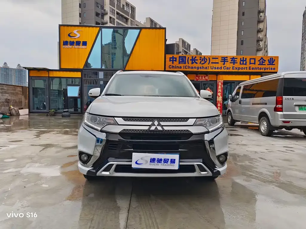 Mitsubishi Outlander — фото 10