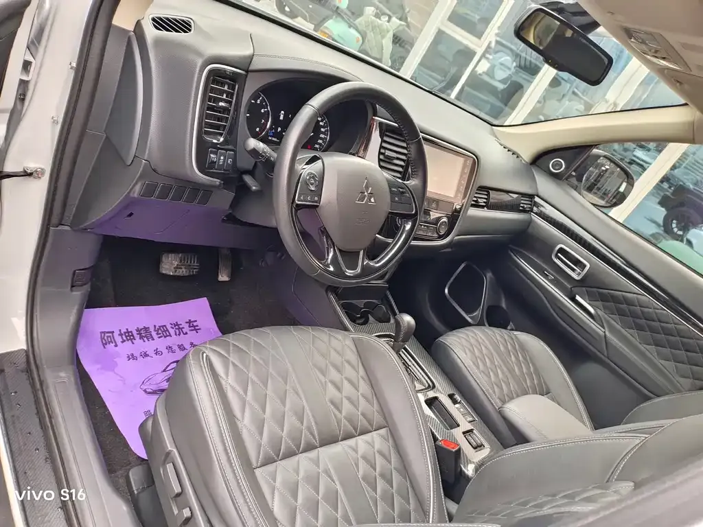 Mitsubishi Outlander — фото 9