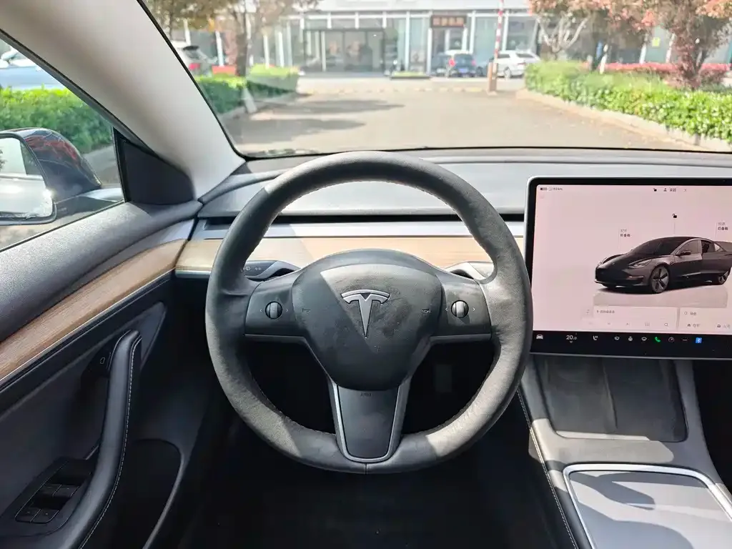 Tesla Model 3 — фото 4