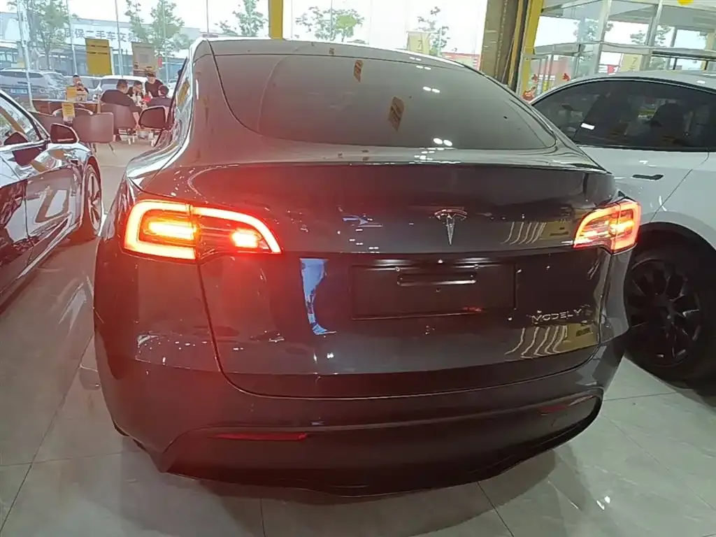 Tesla Model Y — фото 8