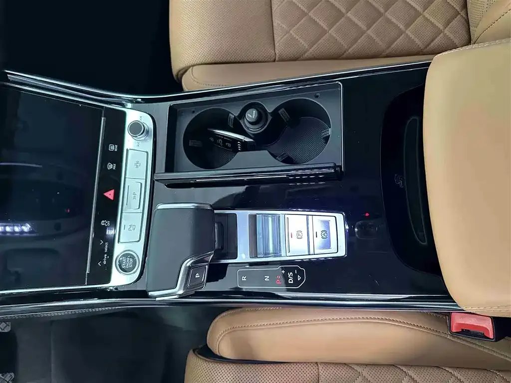 Audi A8 — фото 2