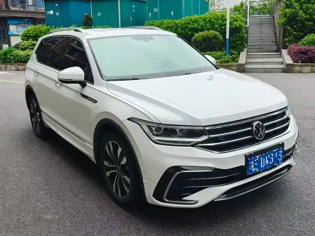 Volkswagen Tiguan L — фото 1