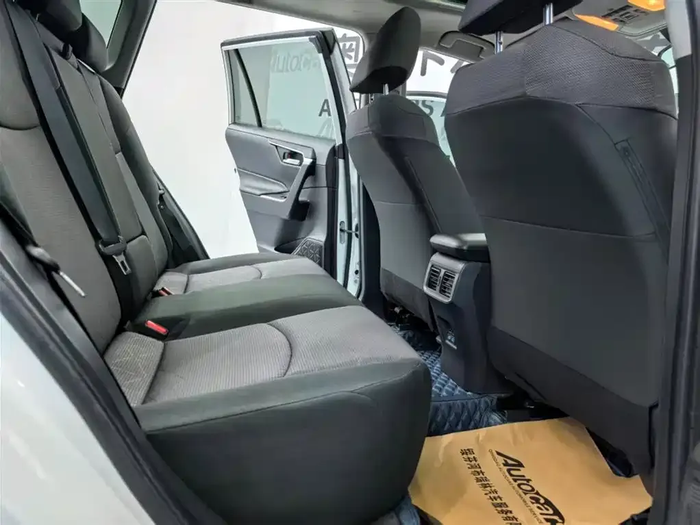 Toyota RAV4 — фото 2