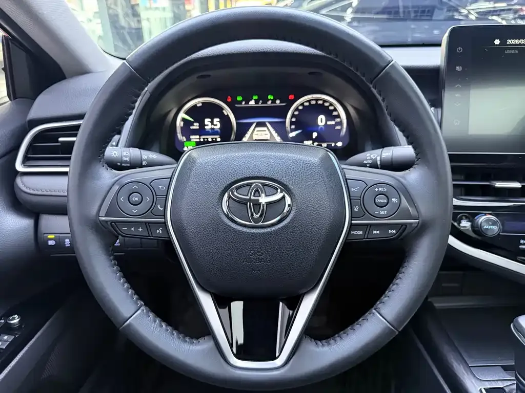 Toyota Camry — фото 5