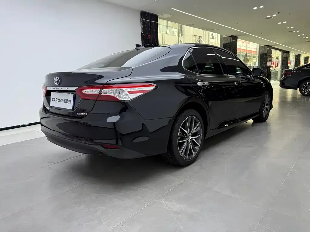 Toyota Camry — фото 9