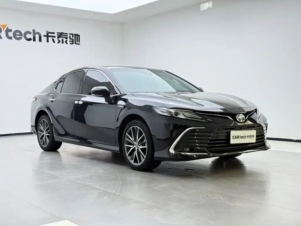 Toyota Camry — фото 3