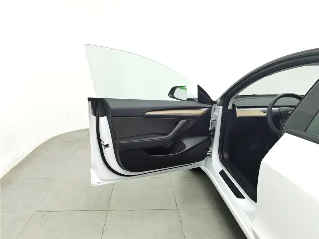 Tesla Model 3 — фото 3