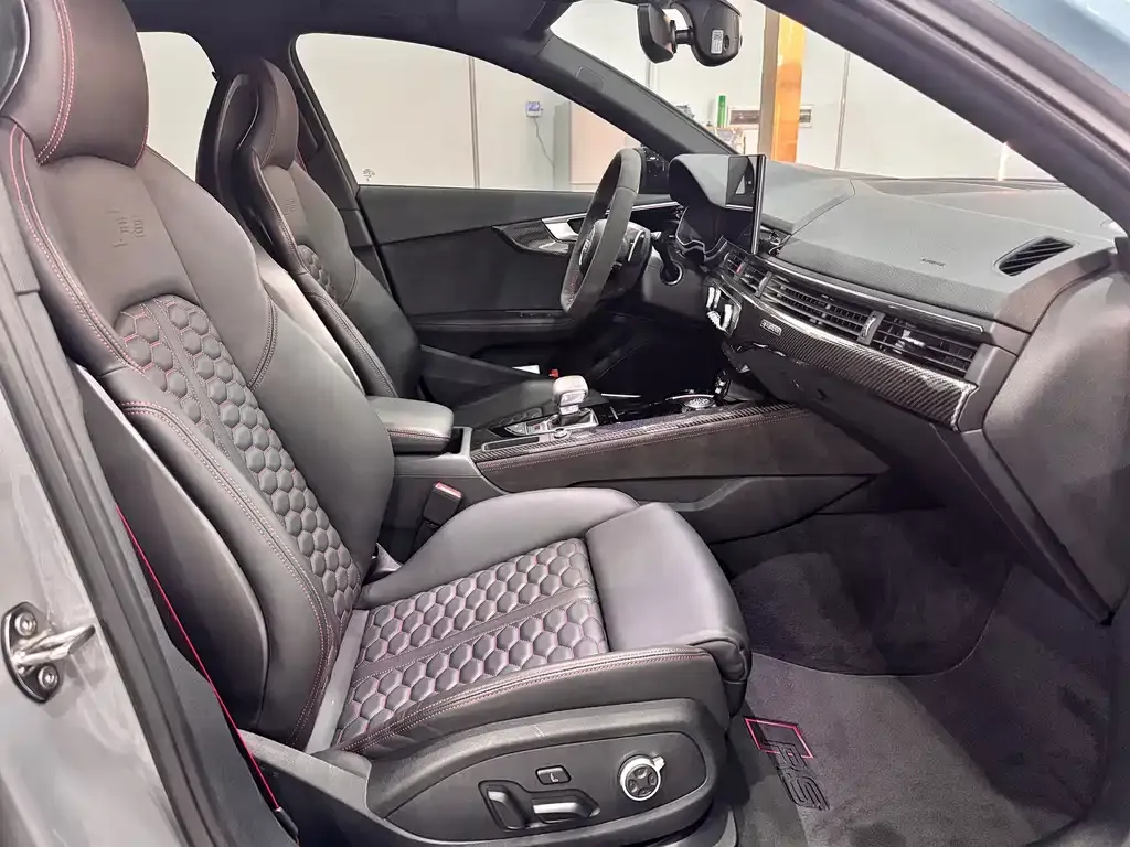 Audi RS 4 2025 из CN, фото 5