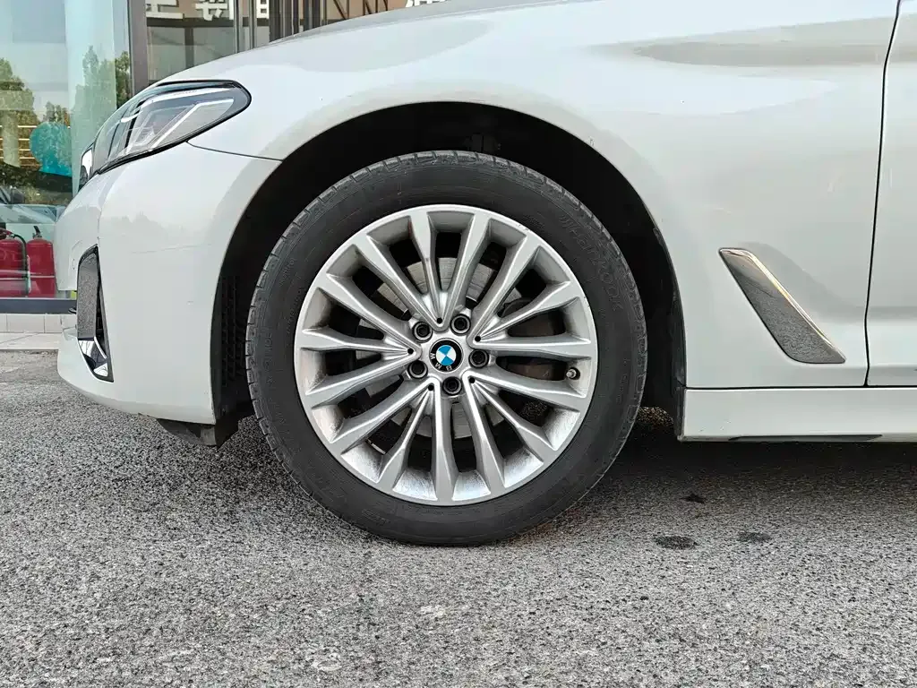 BMW 5 Series — фото 10