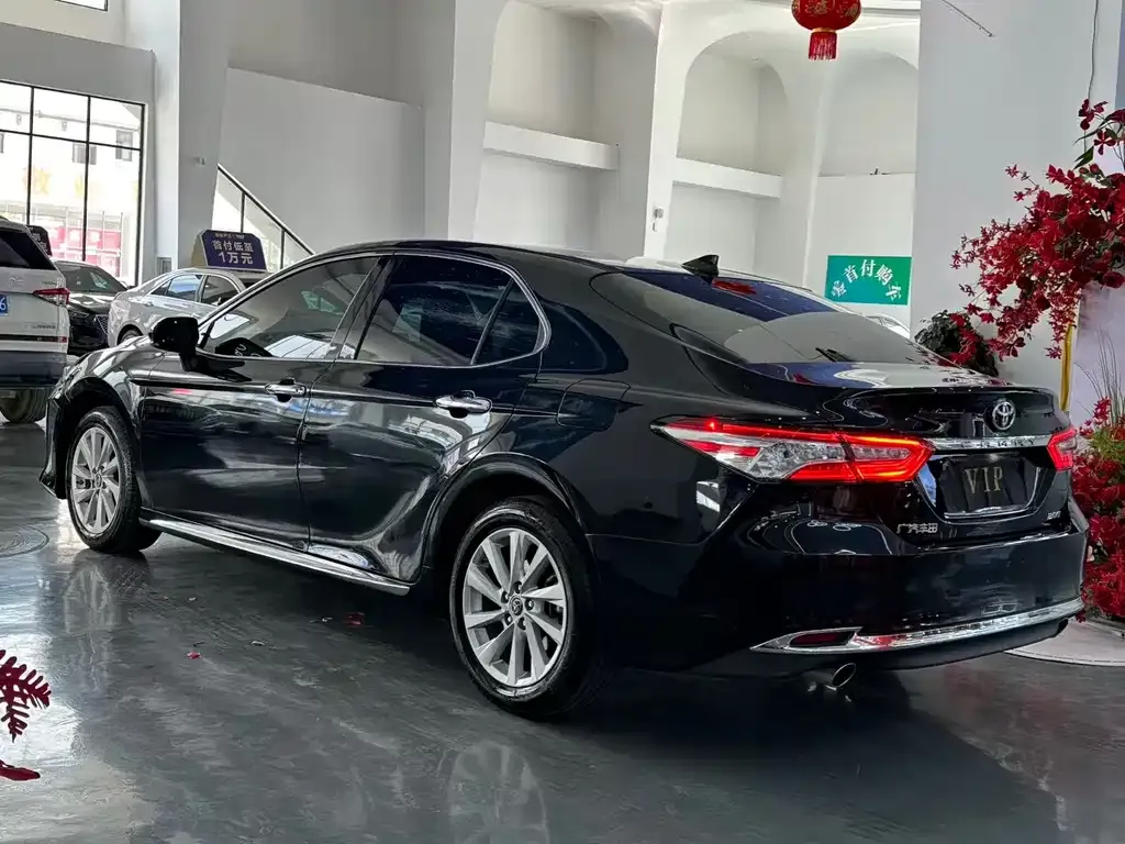 Toyota Camry — фото 6