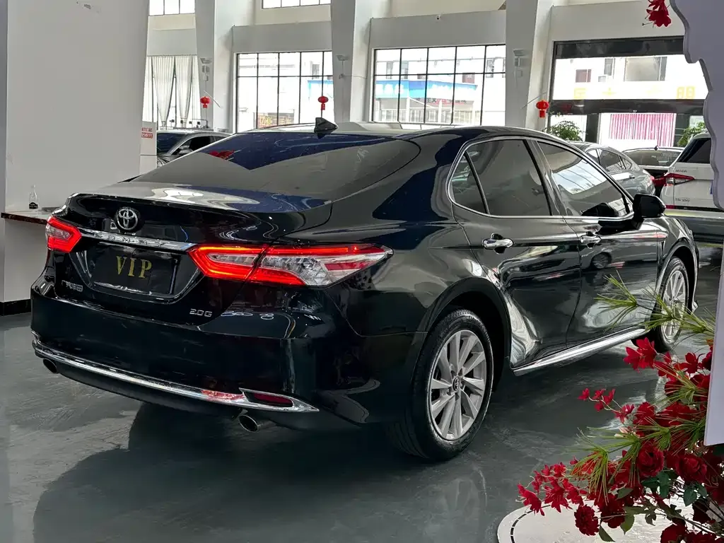 Toyota Camry — фото 2
