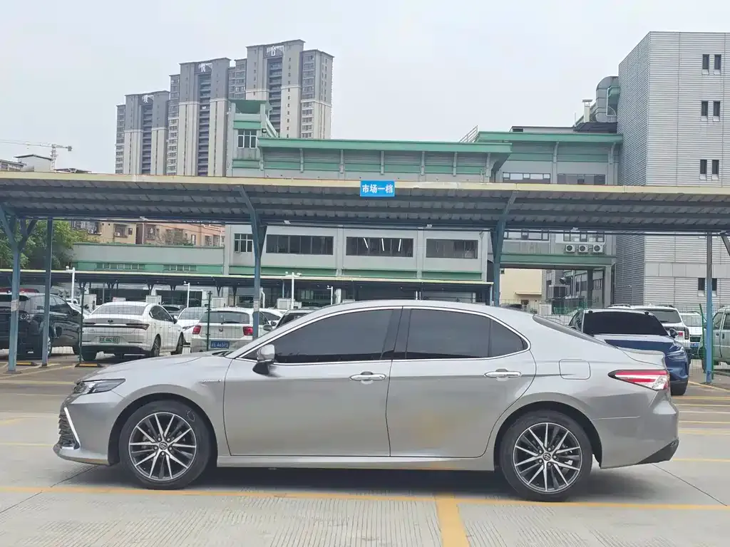 Toyota Camry — фото 9
