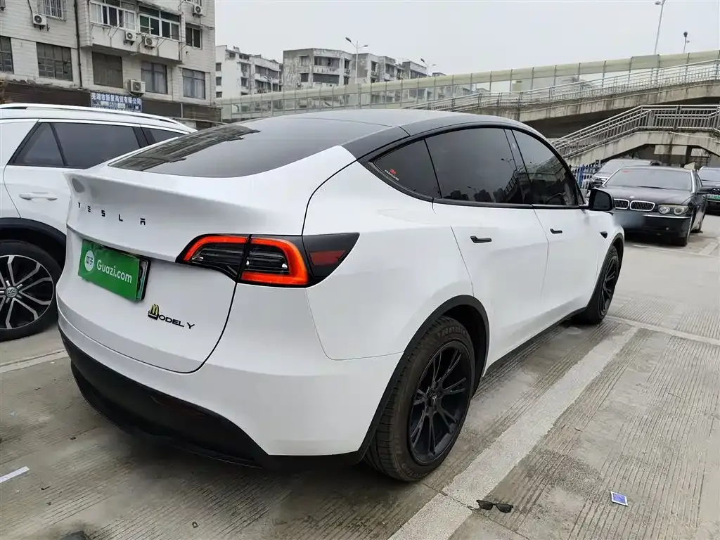 Tesla Model Y — фото 9