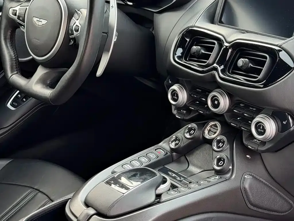 Aston Martin V8 Vantage 2021 из CN, фото 2