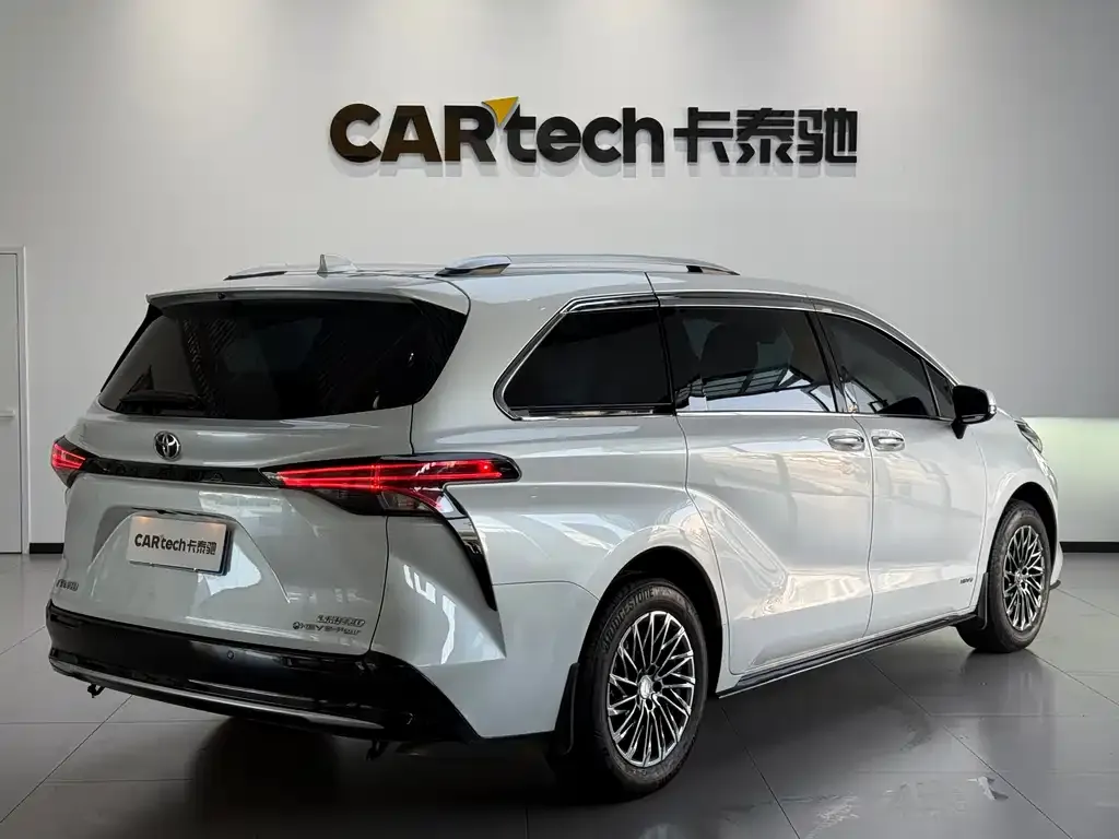 Toyota Sienna — фото 5