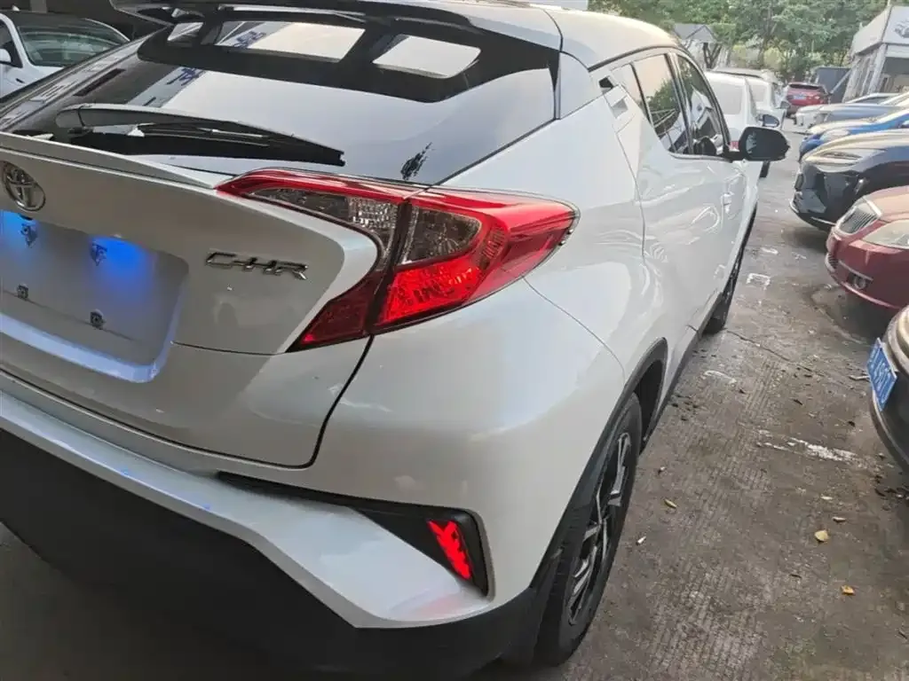 Toyota C-HR — фото 8