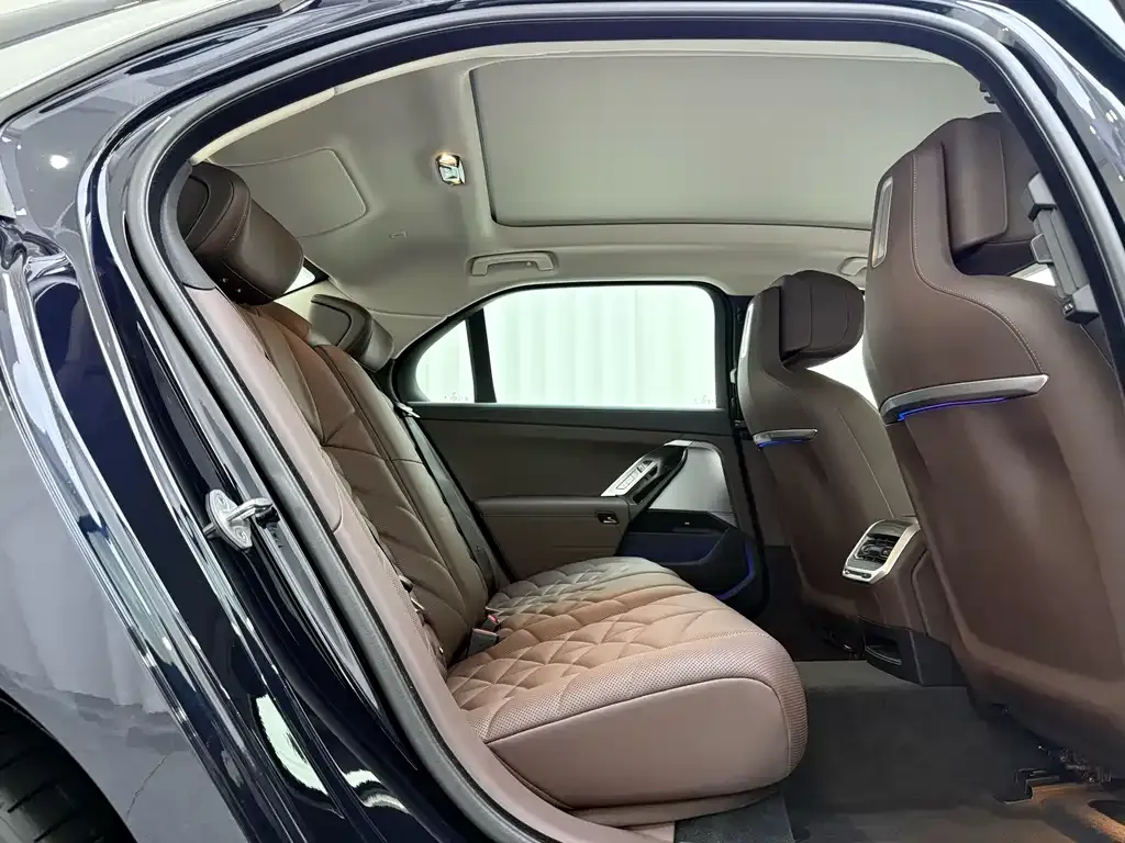 BMW 7 Series — фото 2