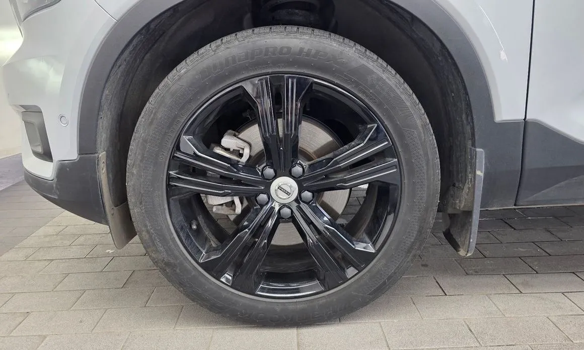 Volvo XC40 — фото 10