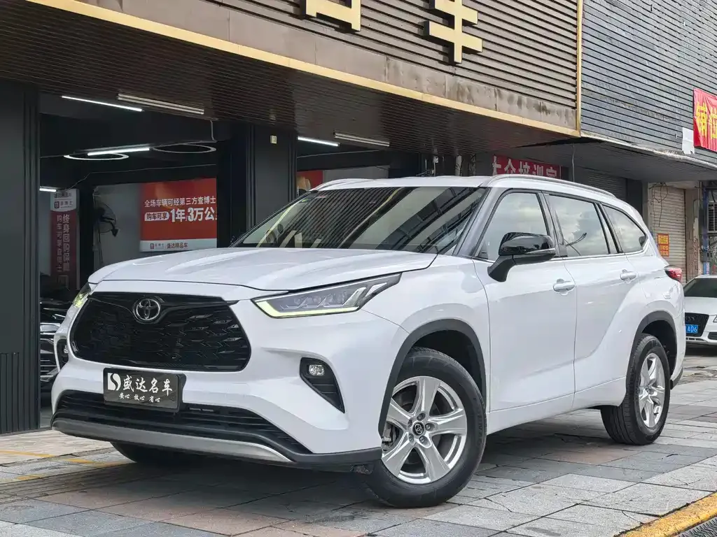 Toyota Highlander — фото 1