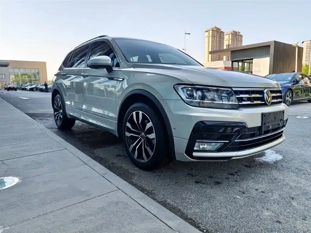 Volkswagen Tiguan L — фото 10