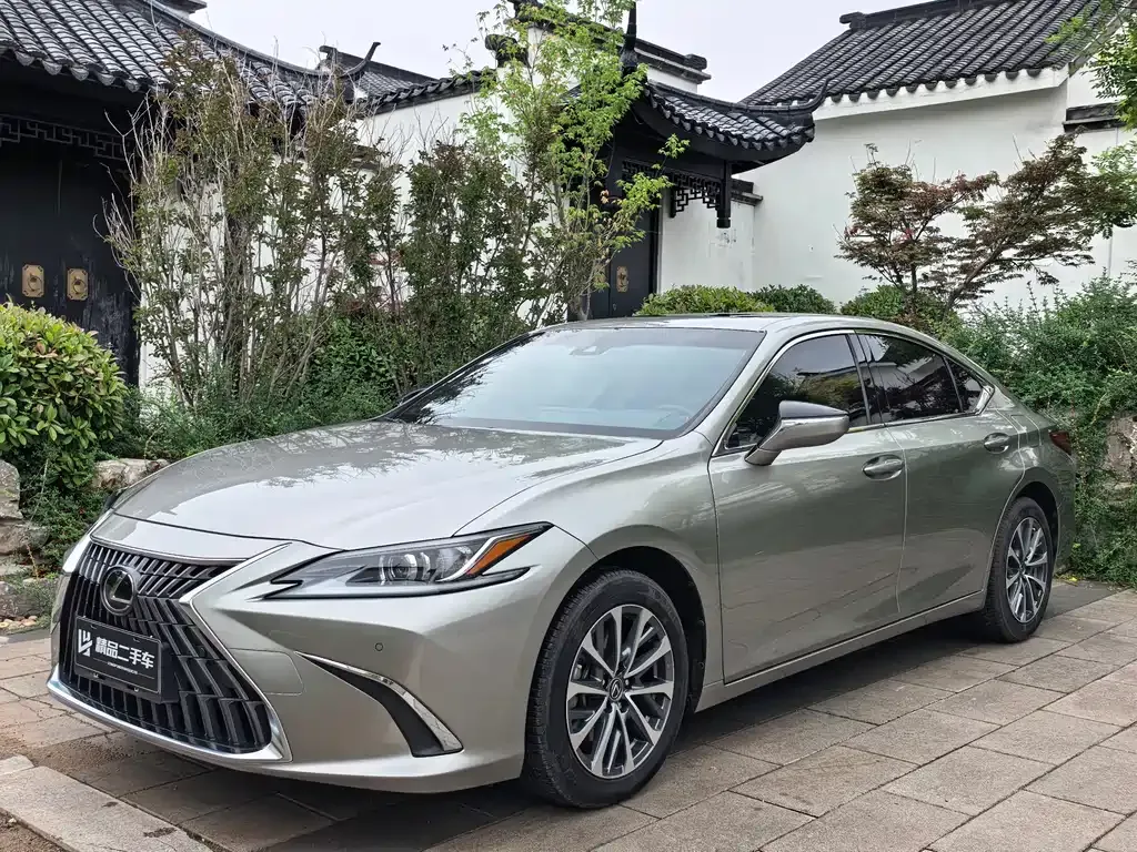 Lexus ES — фото 1