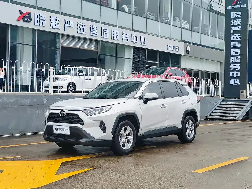 Toyota RAV4 — фото 1