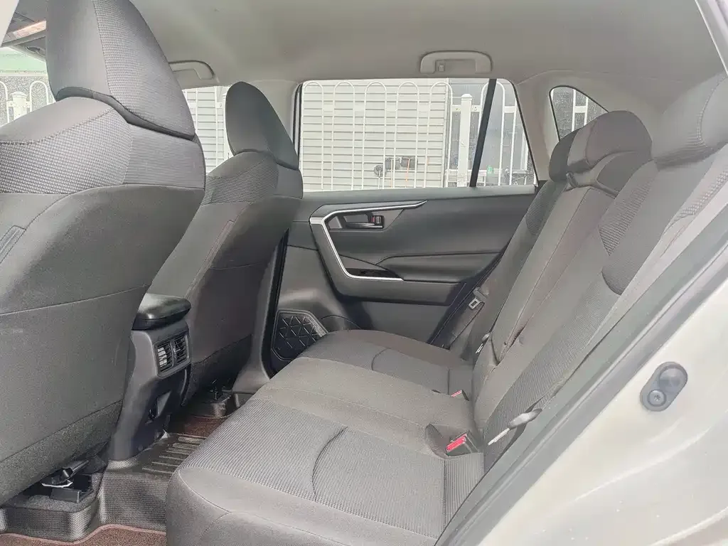 Toyota RAV4 — фото 4