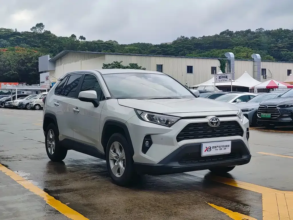 Toyota RAV4 — фото 5