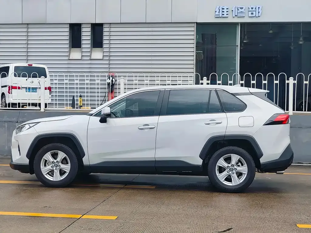 Toyota RAV4 — фото 3