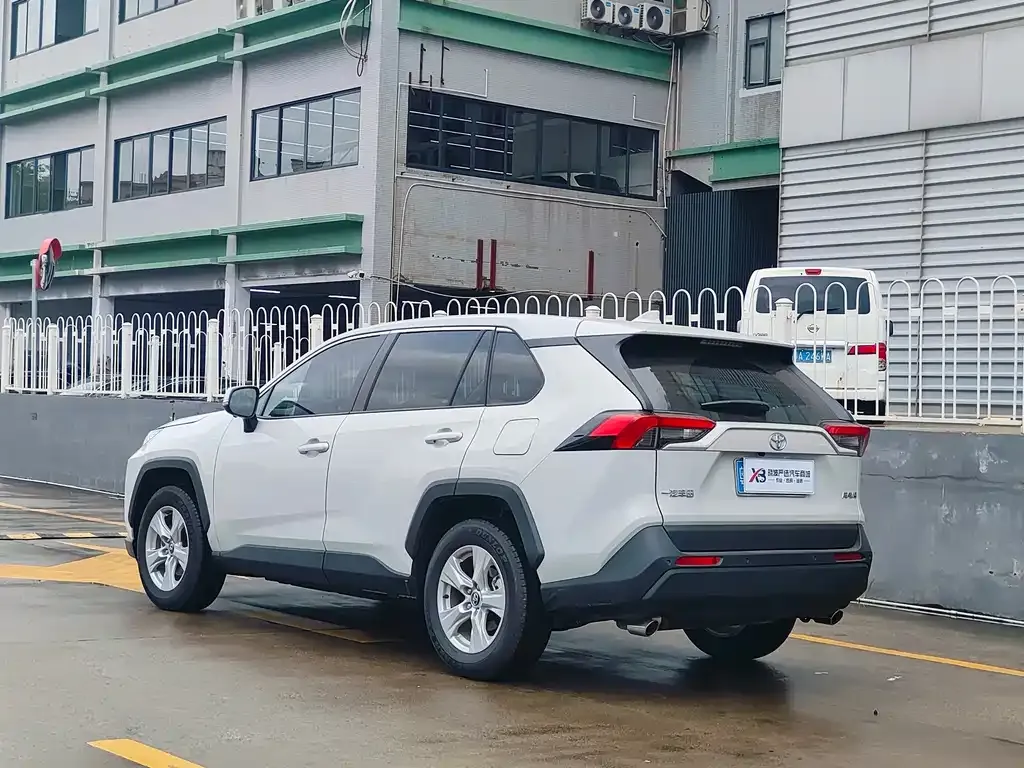 Toyota RAV4 — фото 9