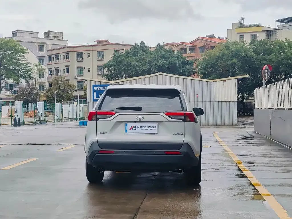 Toyota RAV4 — фото 10