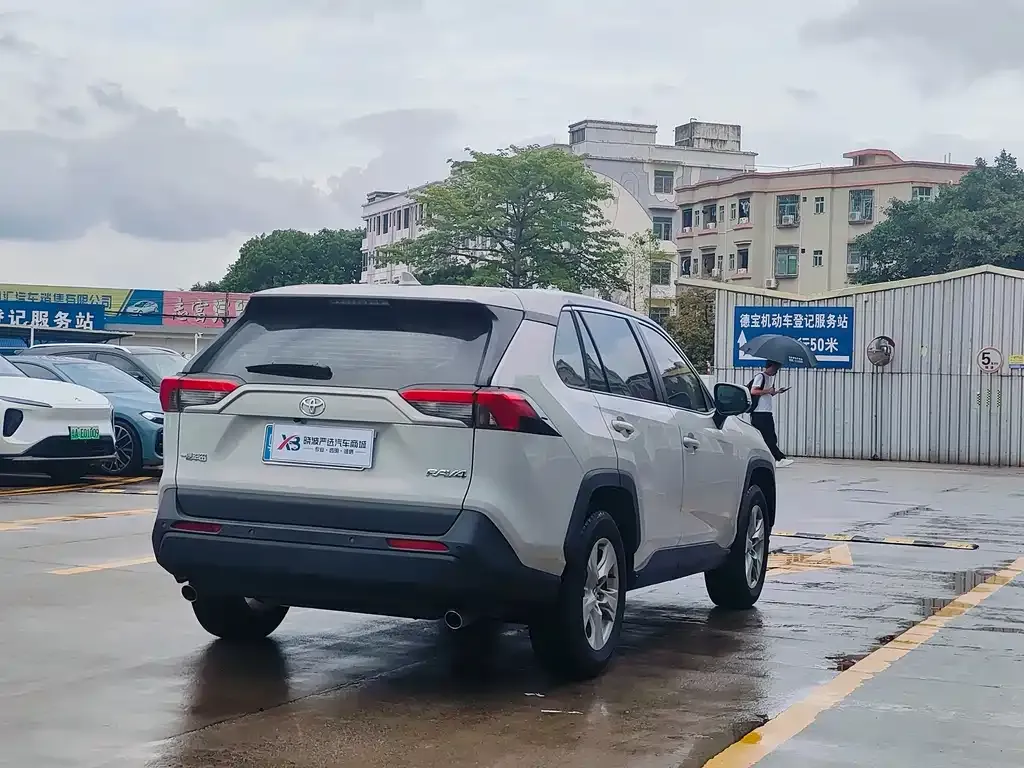 Toyota RAV4 — фото 2