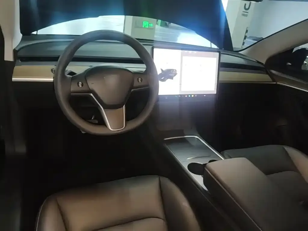 Tesla Model 3 — фото 9
